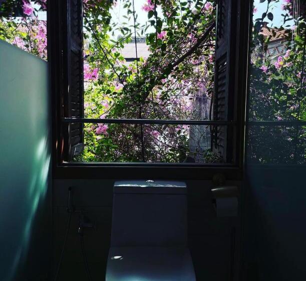 اتاق استاندارد با تخت بزرگ, The Opposite Place