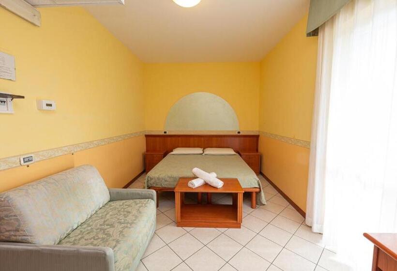 غرفة قياسية ثلاثية, Roma Sul Mare