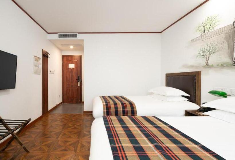 اتاق خانوادگی, Time Traveller Hotel  15 Minutes Walk To Tian  Anmen Square,near Forbidden City ,chairman Mao Memori