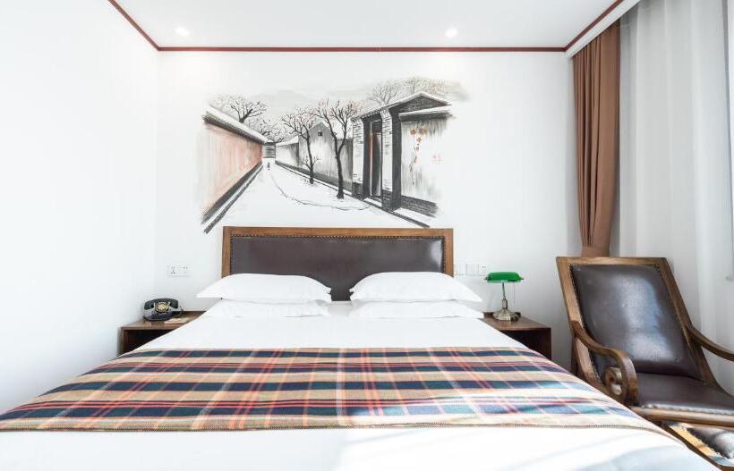 اتاق لوکس, Time Traveller Hotel  15 Minutes Walk To Tian  Anmen Square,near Forbidden City ,chairman Mao Memori