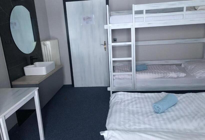 Номер Стандарт Четырехместный Совместный Санузел, Alpenhotel Steirerhof