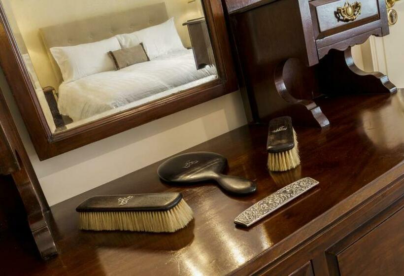 اتاق لوکس با تخت بزرگ, College Hill House