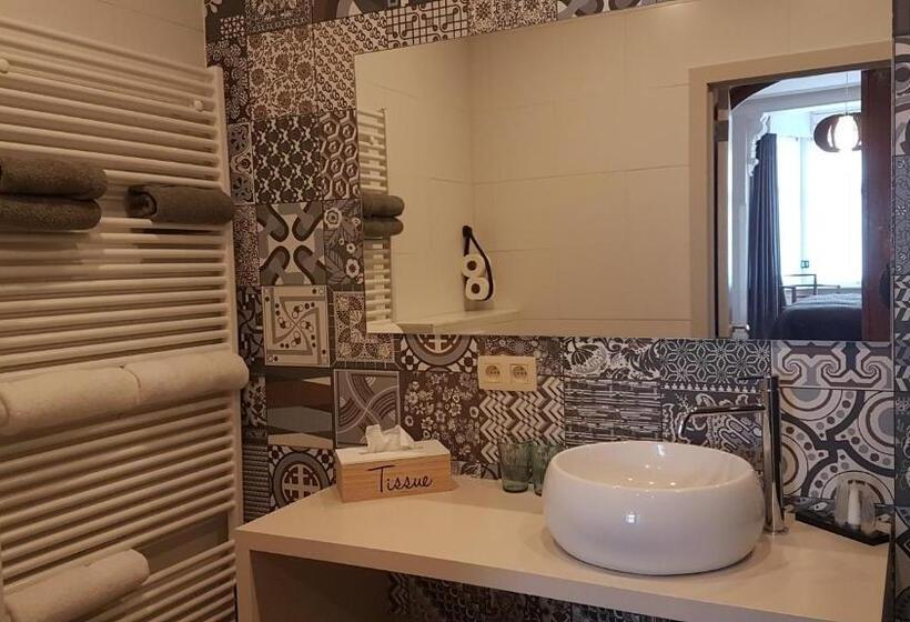 سوییت جونیور, B&b Charles Cabour