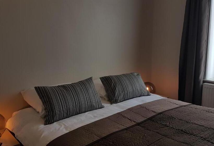 سوییت خانوادگی, B&b Charles Cabour