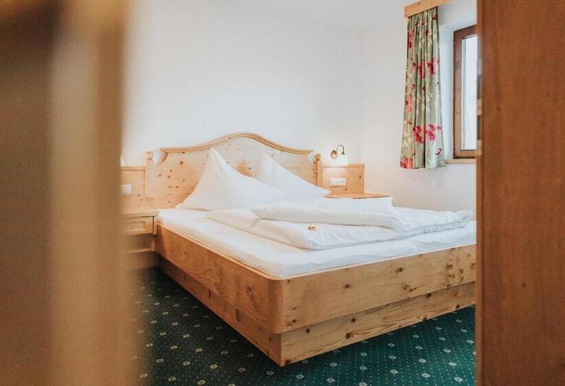 2 Bedroom Suite with Balcony, Silberfux