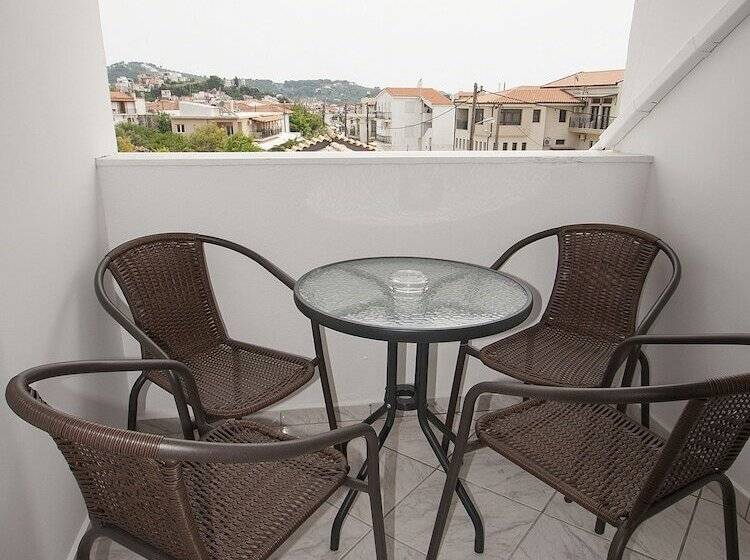 四人标准间, Pineapple Skiathos