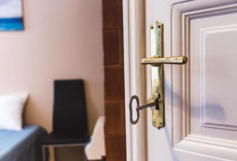 Apartamento Deluxe 1 Quarto, East Station Private Rooms & Apartments