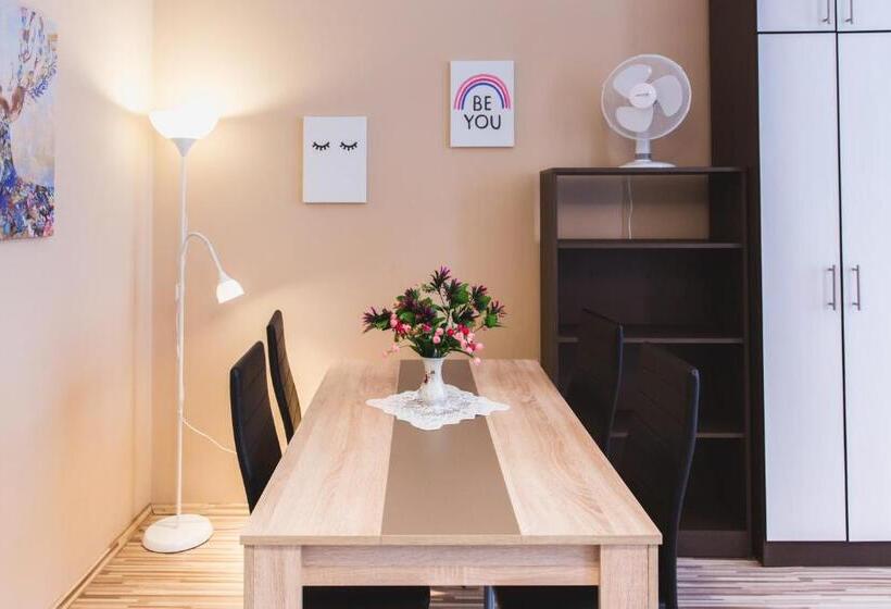 Apartamento Deluxe 1 Quarto, East Station Private Rooms & Apartments