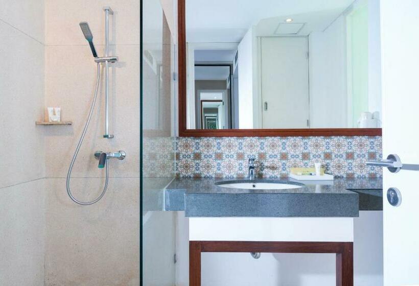 Номер Deluxe с Балконом, Amartahills Hotel And Resort