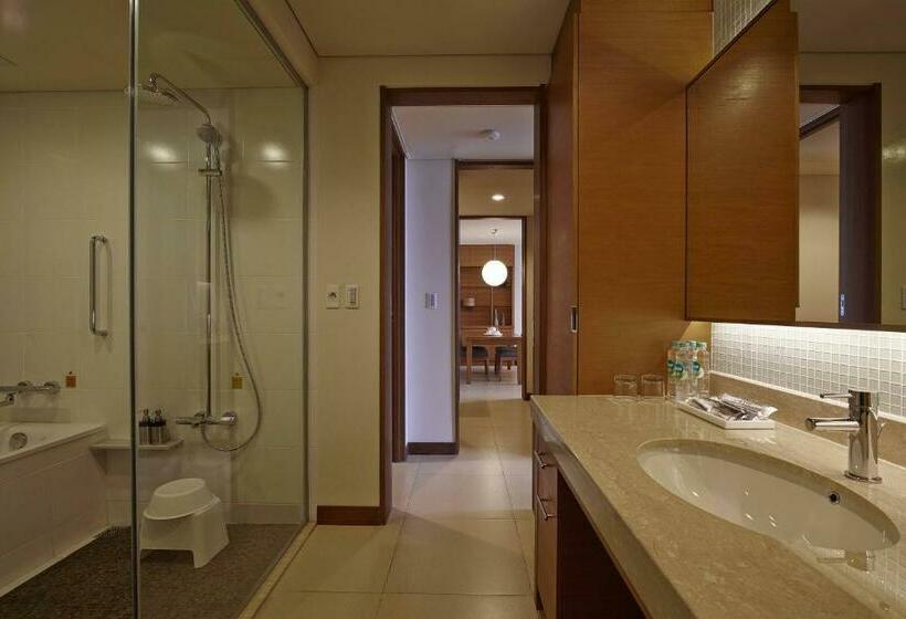 Президентский Люкс, Axia South Cikarang Service Apartment