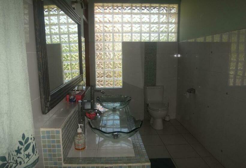 اتاق لوکس با تخت بزرگ, Villa Lumbalumba