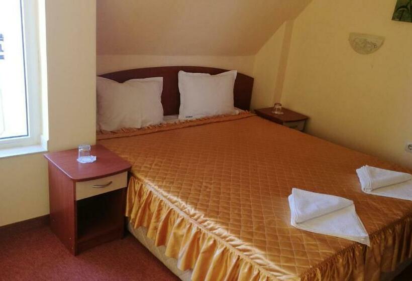 Quarto Estandar com Sacada, Family Hotel Mimosa