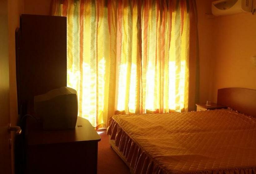 Quarto Estandar com Sacada, Family Hotel Mimosa