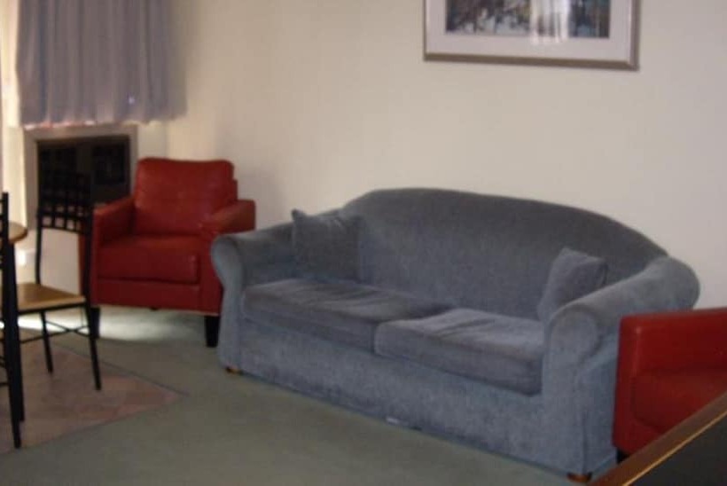 شقة غرفتين, Estelle Kramer Motel