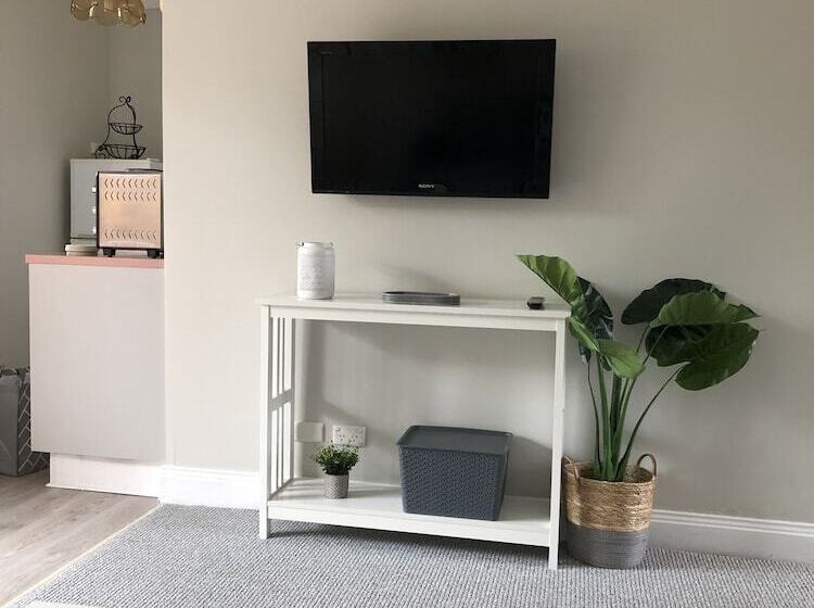شقة غرفتين, Estelle Kramer Motel