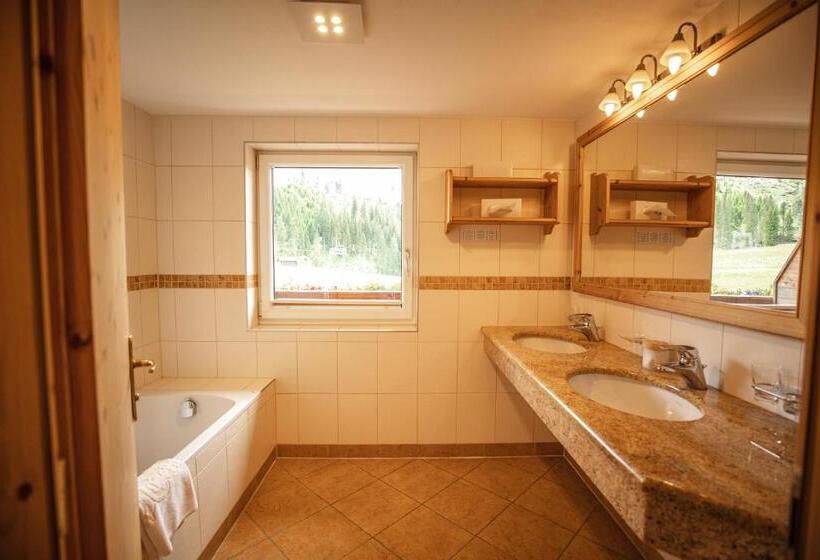 סוויטת ג'וניור נוף הרים, Moseralm Dolomiti Spa Resort