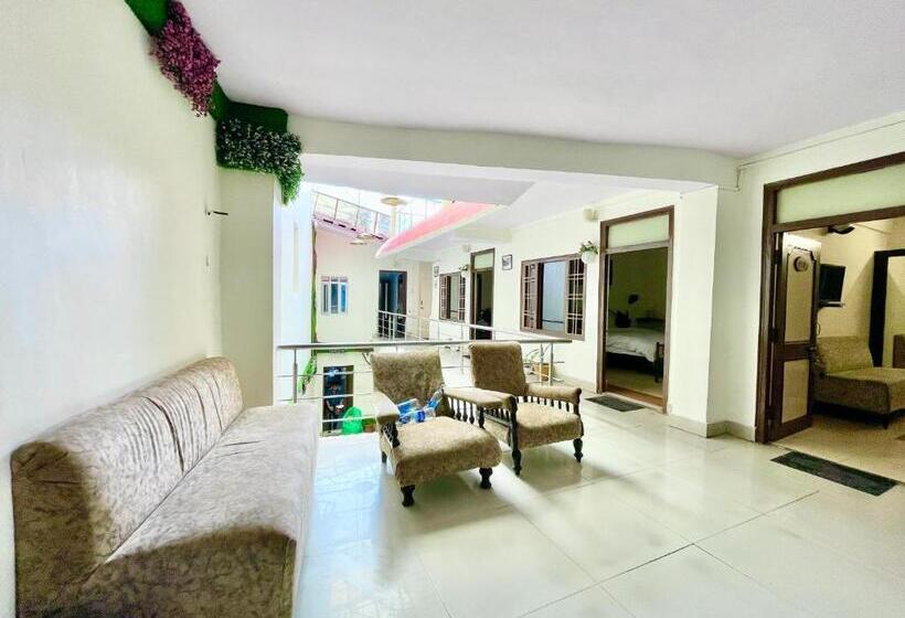 豪华三人间, Central Hotel By Rb Group Mall Road Prime Location In Front Of Naini Lake Hygiene And Spacious Room