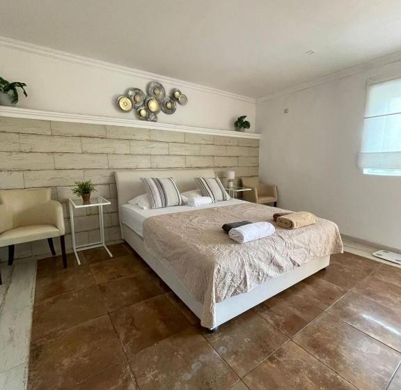 آپارتمان 1 خوابه با چشم‌انداز استخر, Yellow Villa With A Sea View