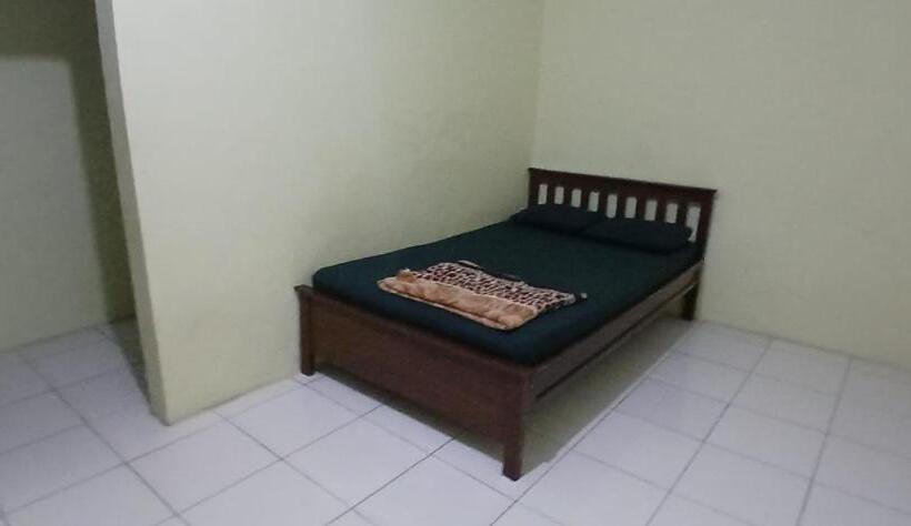 Номер Deluxe Кровать Кинг, Oyo 93861 Adinda Guest House Syariah