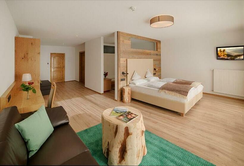 Family Suite, Kristall