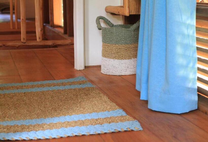 اتاق لوکس با تخت بزرگ, Villa Mentawai