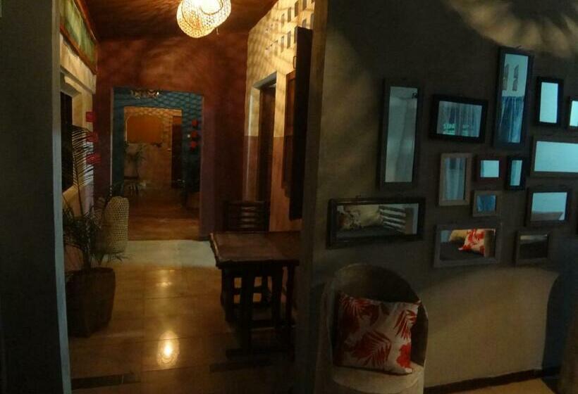 اتاق خانوادگی با چشم‌انداز باغ, Home Sakalava