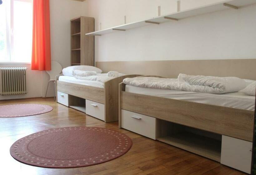 اتاق استاندارد سه تخته با سرویس بهداشتی مشترک, C   Punkt Hostel