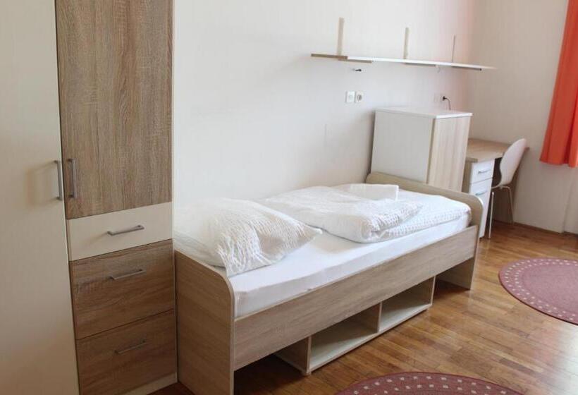 اتاق استاندارد با سرویس بهداشتی مشترک, C   Punkt Hostel