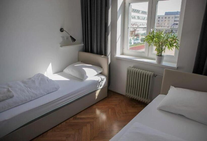 اتاق استاندارد با سرویس بهداشتی مشترک, C   Punkt Hostel