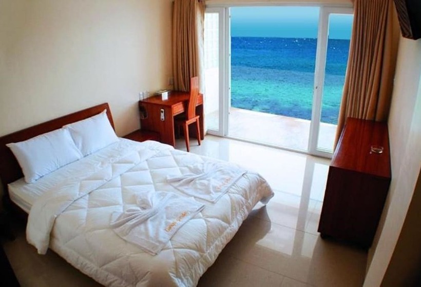 Номер Deluxe Вид на Море Боковой, Montani Beach Resort Puerto Galera Powered By Cocotel