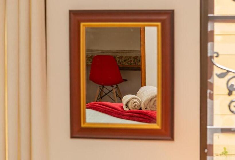 اتاق خانوادگی, 10 Alexander B&b