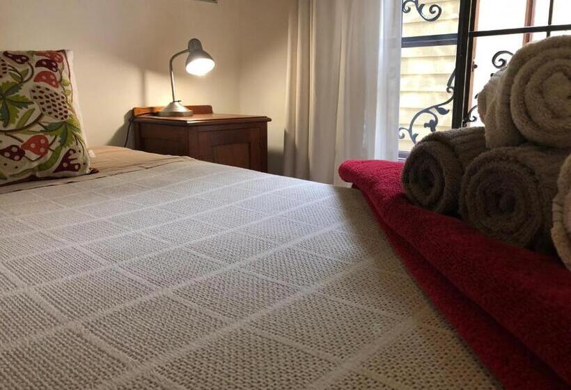 اتاق خانوادگی, 10 Alexander B&b