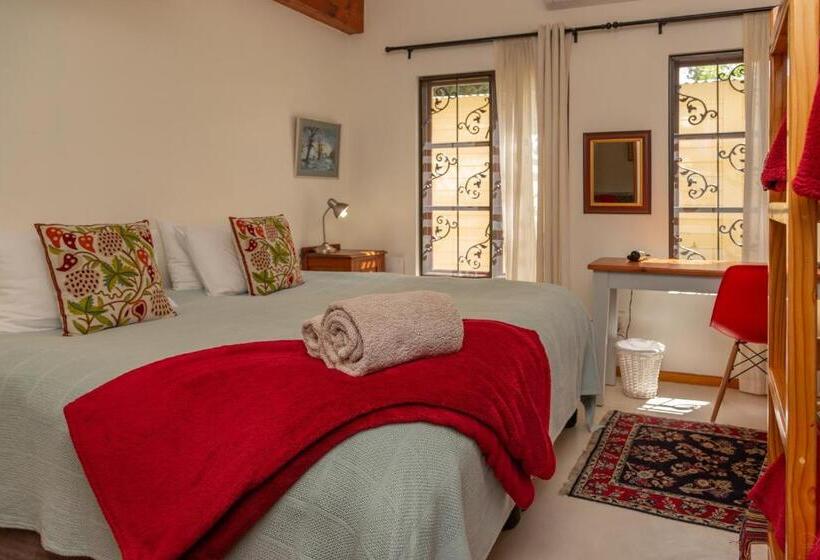 اتاق خانوادگی, 10 Alexander B&b