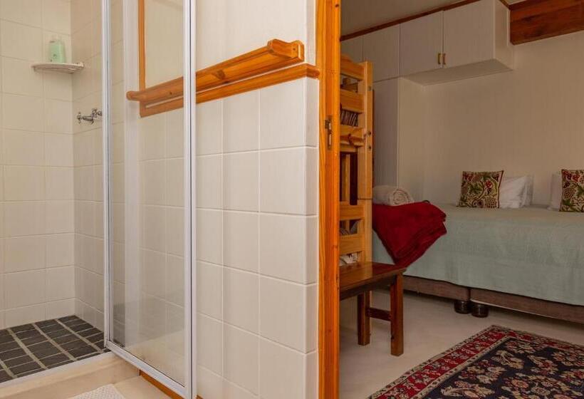 اتاق خانوادگی, 10 Alexander B&b