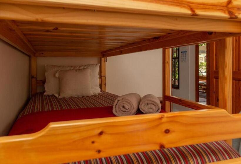 اتاق خانوادگی, 10 Alexander B&b