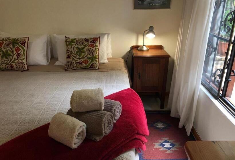 اتاق خانوادگی, 10 Alexander B&b