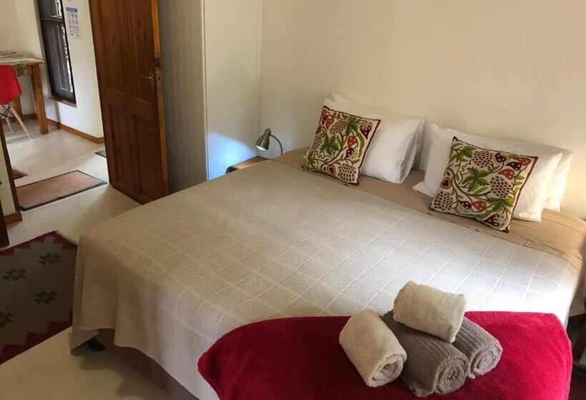 اتاق خانوادگی, 10 Alexander B&b
