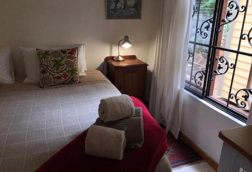 اتاق خانوادگی, 10 Alexander B&b