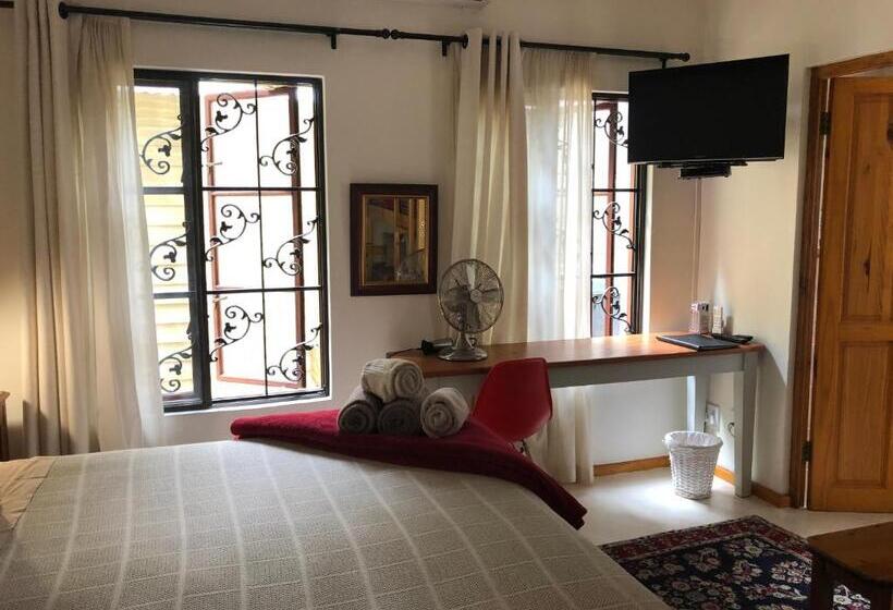 اتاق خانوادگی, 10 Alexander B&b