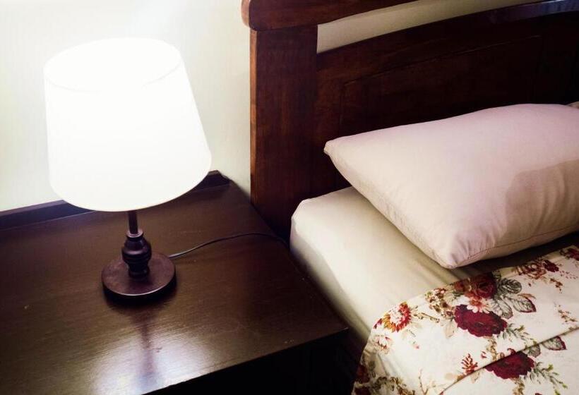 Quarto Estandar Banheiro Compartilhado, Sojourn Beds & Cafe   Hostel