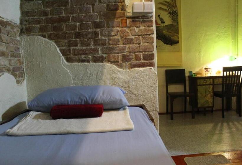 Quarto Triplo Estandar Banheiro Compartilhado, Sojourn Beds & Cafe   Hostel