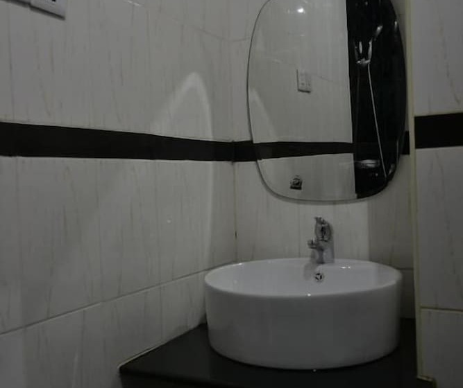 エコノミールーム, The Walkgard Transit