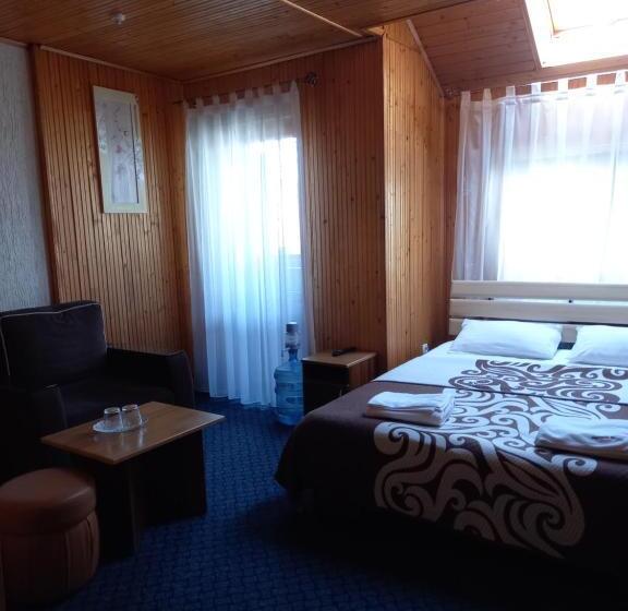 Quarto Familiar, Urochyshe Vyshnya