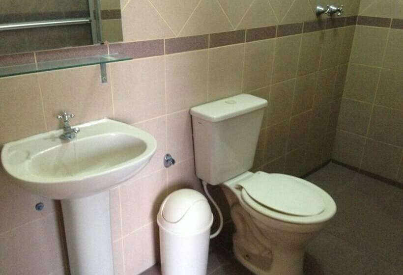 اتاق استاندارد چهار تخته, Jenecheru