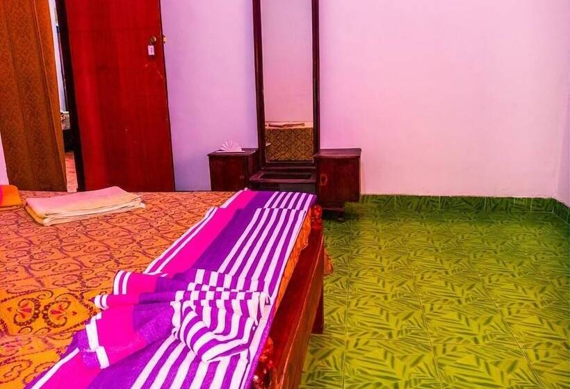 اتاق لوکس, The Spring Holiday