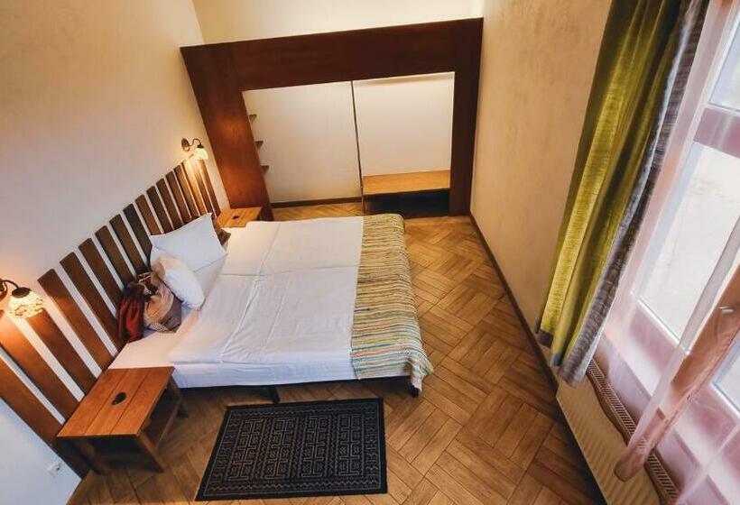 بانگلوی استاندارد, Kapteinu Osta