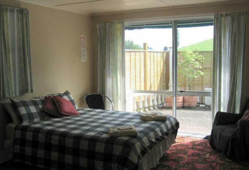패밀리 룸, Glow Worm Motel