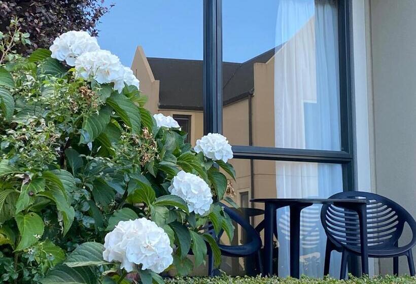 자쿠지 스위트, Motel On York