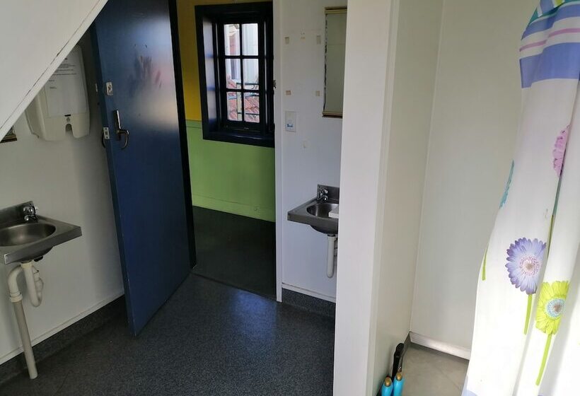 스탠다드 룸 공동 욕실, Stafford Gables Hostel