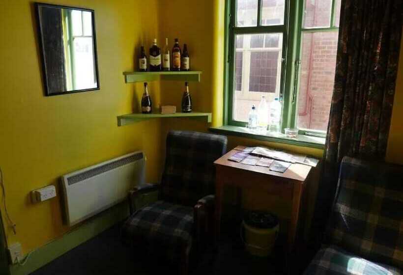 스탠다드 4인용 룸 공용 욕실, Stafford Gables Hostel